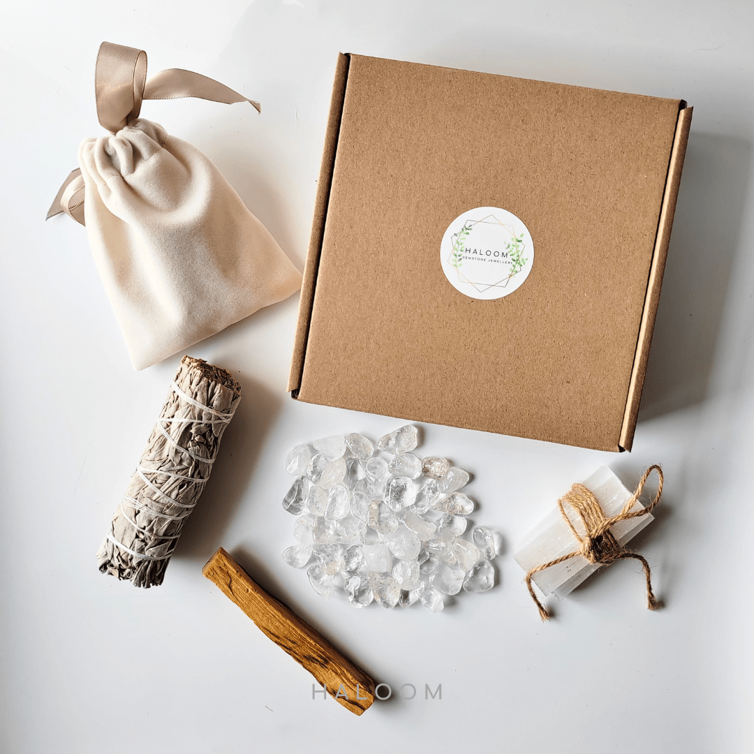 Set alatan pembersihan – palo santo, sage putih, selenite & kuarza jernih