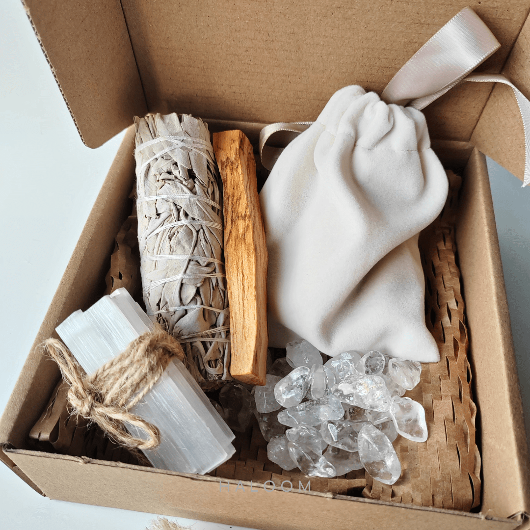 Set alatan pembersihan – palo santo, sage putih, selenite & kuarza jernih