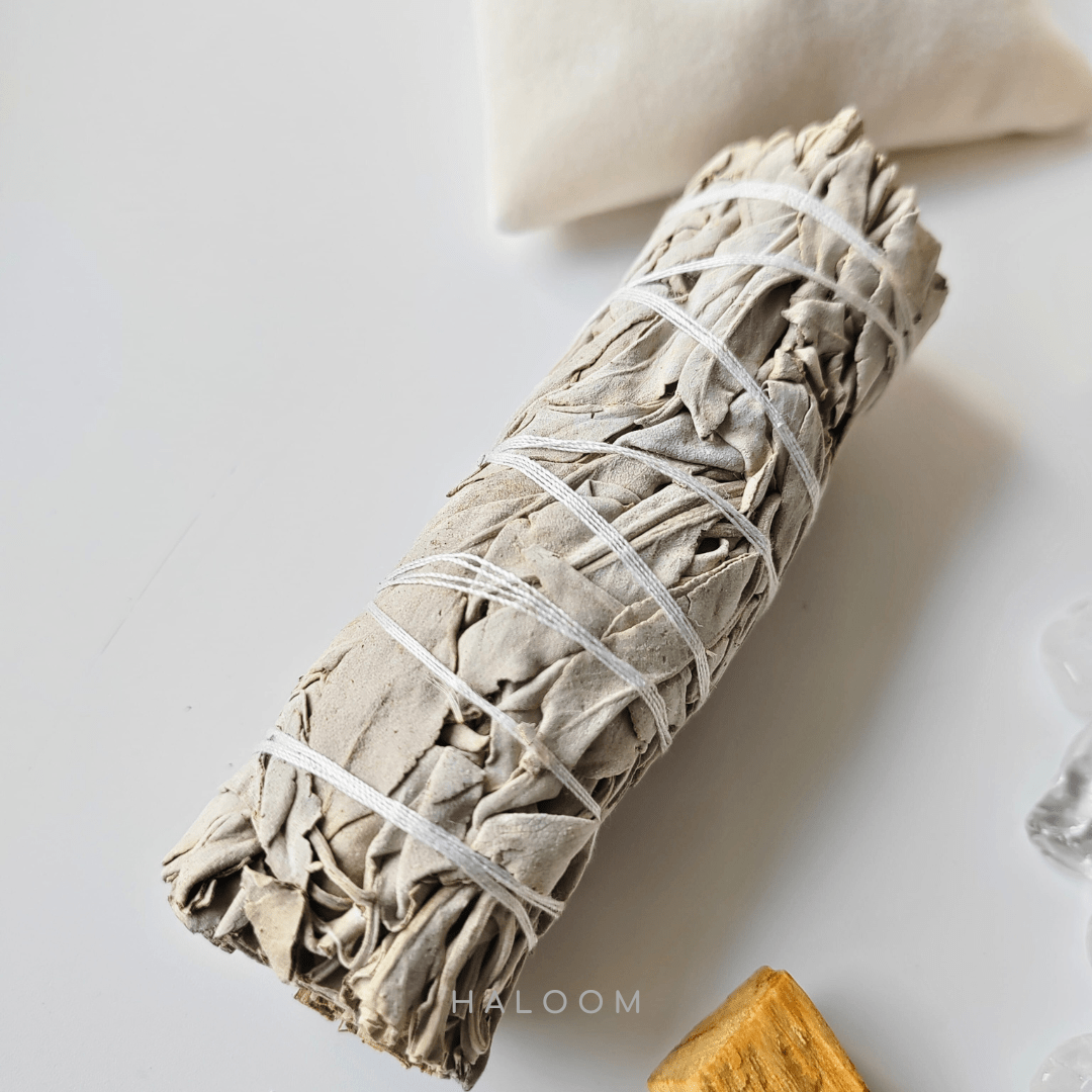 Set alatan pembersihan – palo santo, sage putih, selenite & kuarza jernih